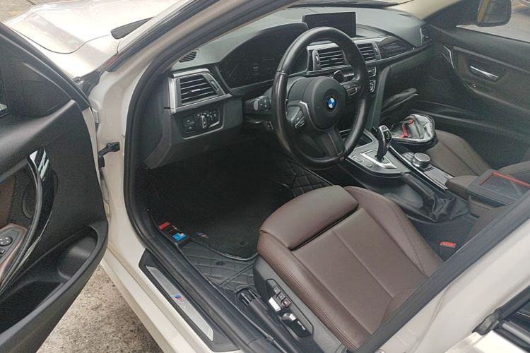 BMW 3 Series 2019 car image #16