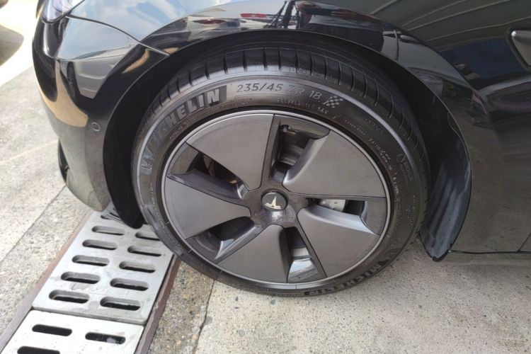Tesla Model 3 2023 car image #9