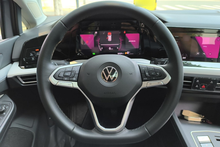 Volkswagen Golf 2023 car image #11