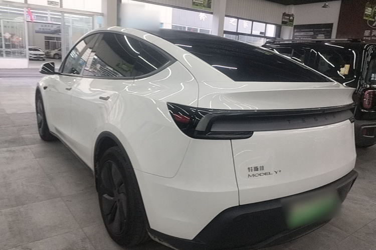 Tesla Model Y 2025 #5 Tesla Model Y 2025 car image #5
