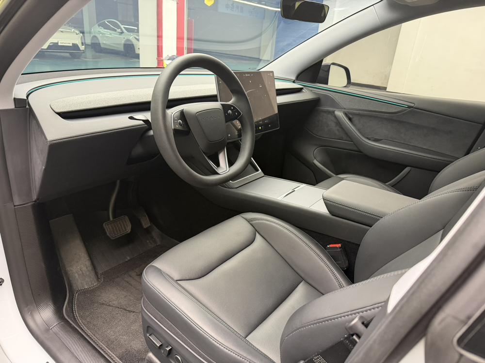 Tesla Model Y 2025 #11 Tesla Model Y 2025 car image #11