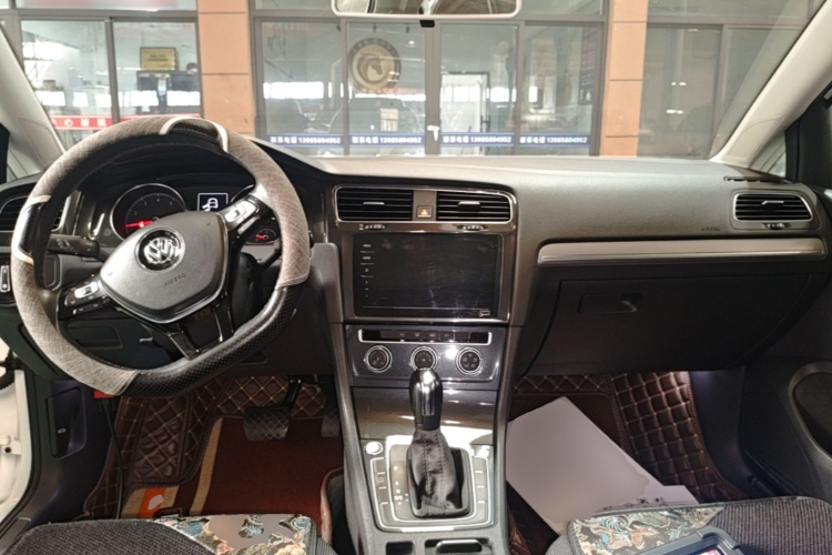 Volkswagen Golf 2020 car image #10