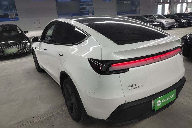 Tesla Model Y 2025 #7 Tesla Model Y 2025 immagine di auto #7