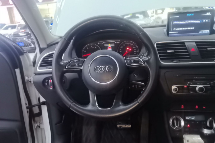 Audi Q3 2016 car image #11