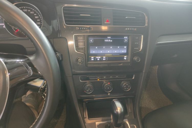 Volkswagen Golf 2017 car image #13