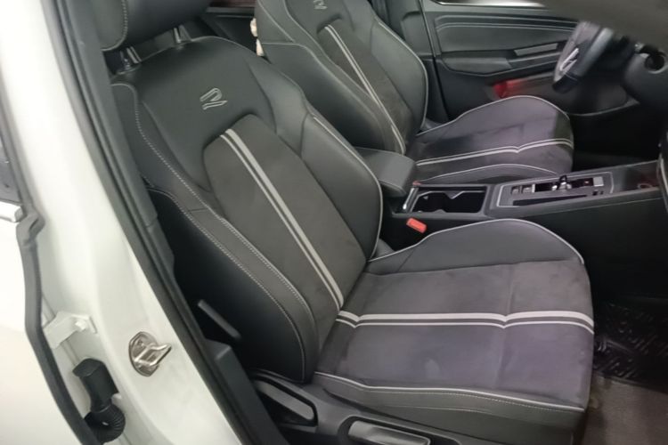 Volkswagen Golf 2021 car image #24