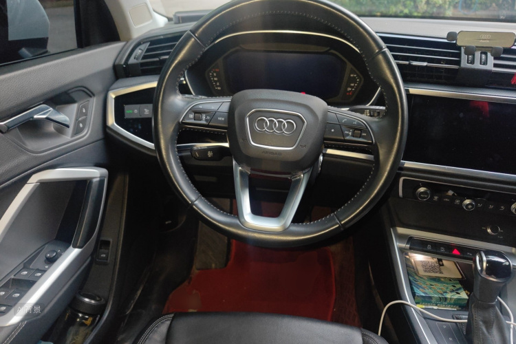 Audi Q3 2019 car image #12