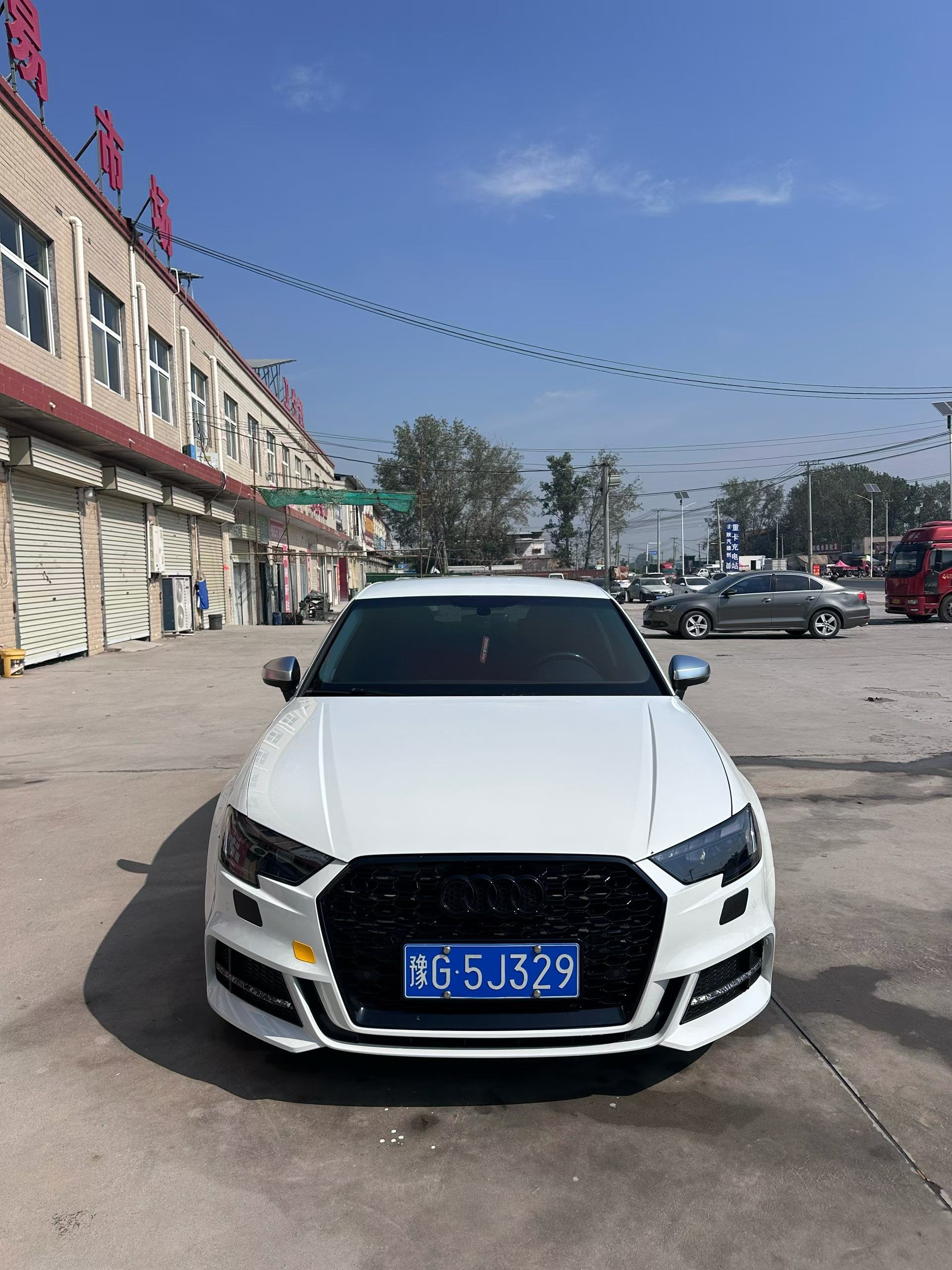 2019 car image #2