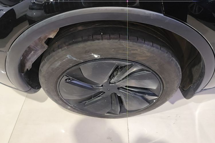 Tesla Model Y 2025 immagine di auto #10