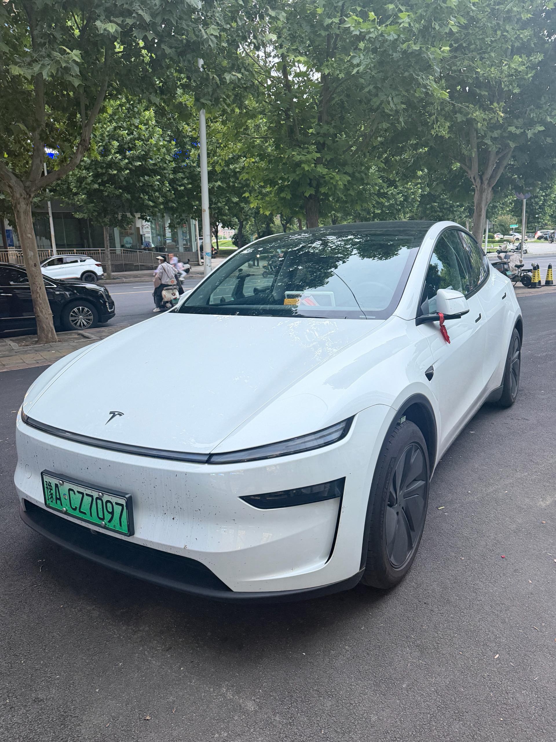 Tesla Model Y L 2025 Tesla Model Y L 2025 car image