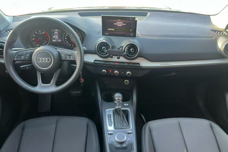 Audi Q3 2021 car image #13