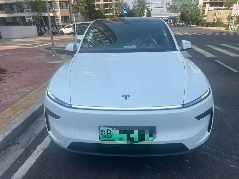 Tesla Model Y 2026 immagine di auto #2