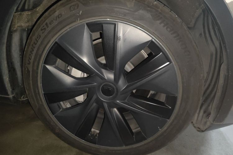 Tesla Model Y 2024 immagine di auto #9
