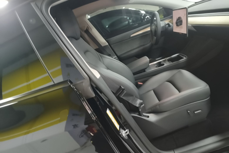 Tesla Model Y 2023 car image #24