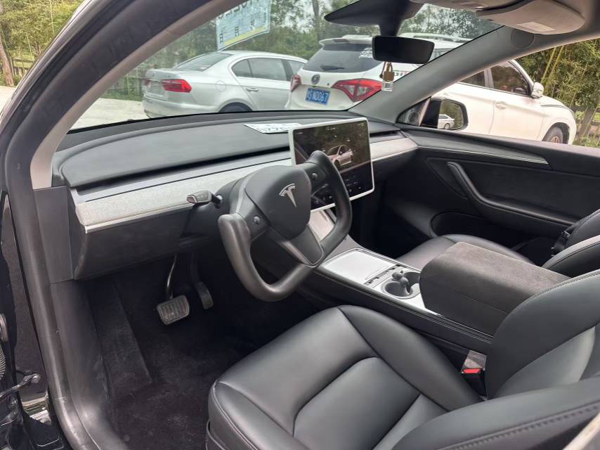 Tesla Model Y 2023 car image #3