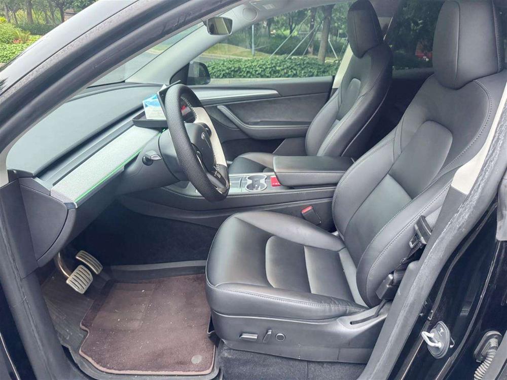Tesla Model Y 2023 car image #11