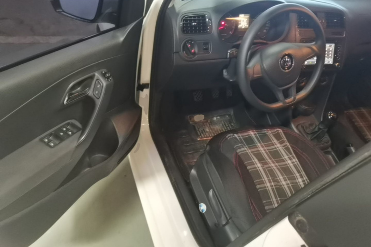 Volkswagen Polo 2015 car image #16