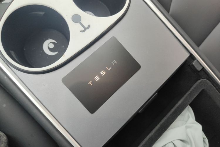 Tesla Model Y 2024 car image #9