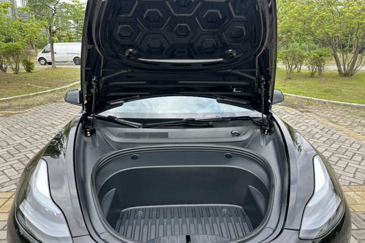 Tesla Model 3 2023 car image #16