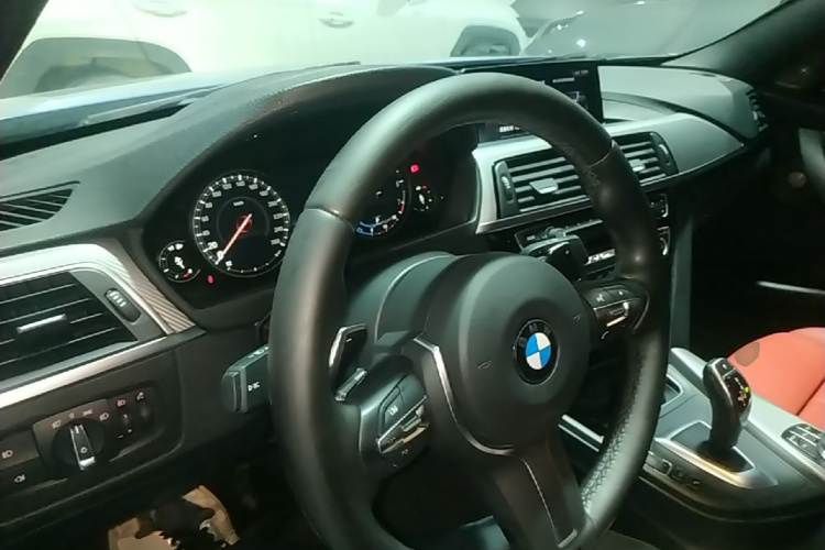 BMW 3 Series 2019 car image #10