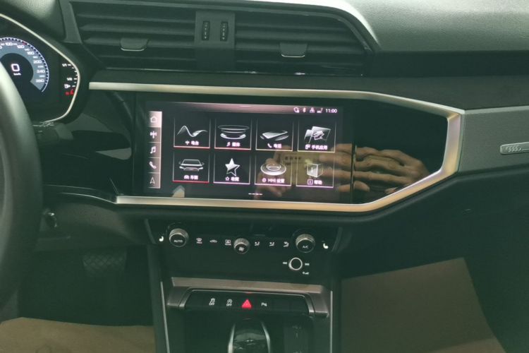 Audi Q3 2022 car image #13