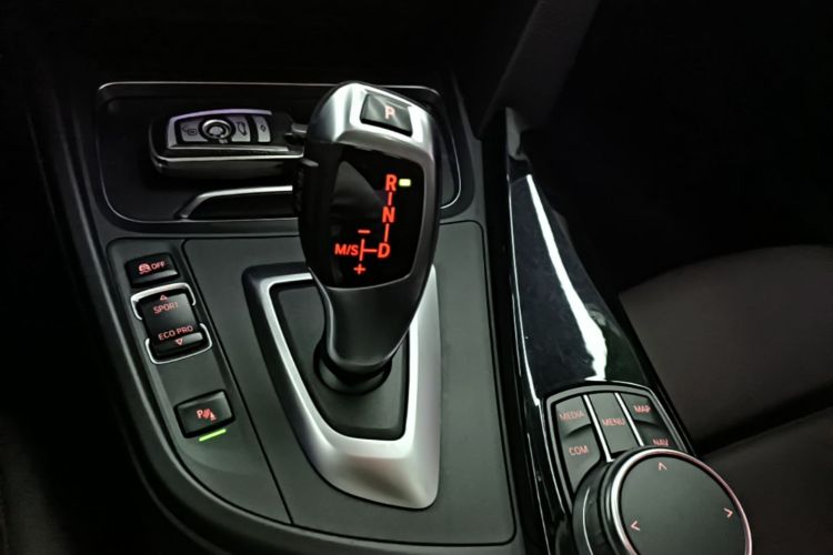 BMW 3 Series 2019 car image #14