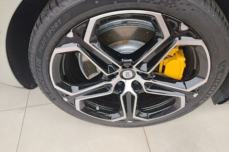 MI SU7 2025 immagine di auto #10