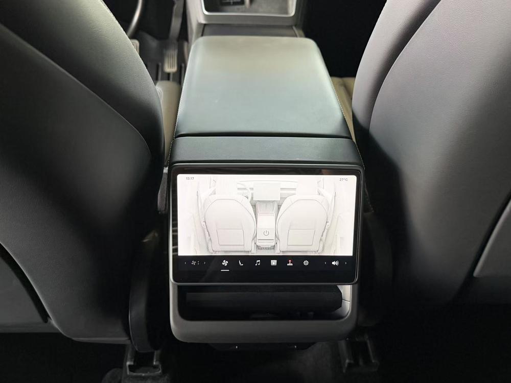 Tesla Model Y 2025 imagem de carro #13