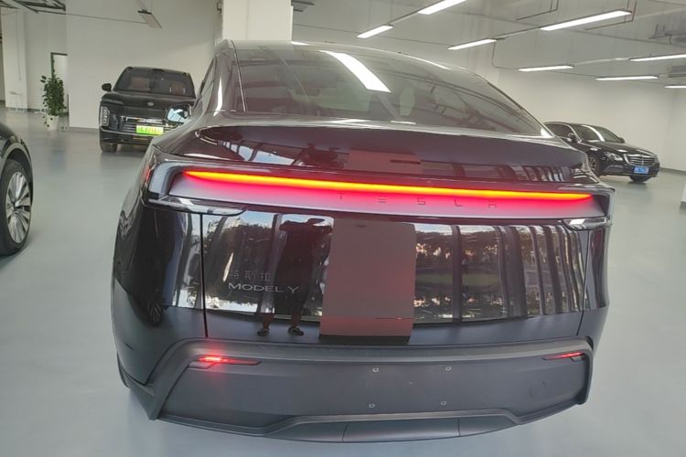 Tesla Model Y 2026 #6 Tesla Model Y 2026 car image #6