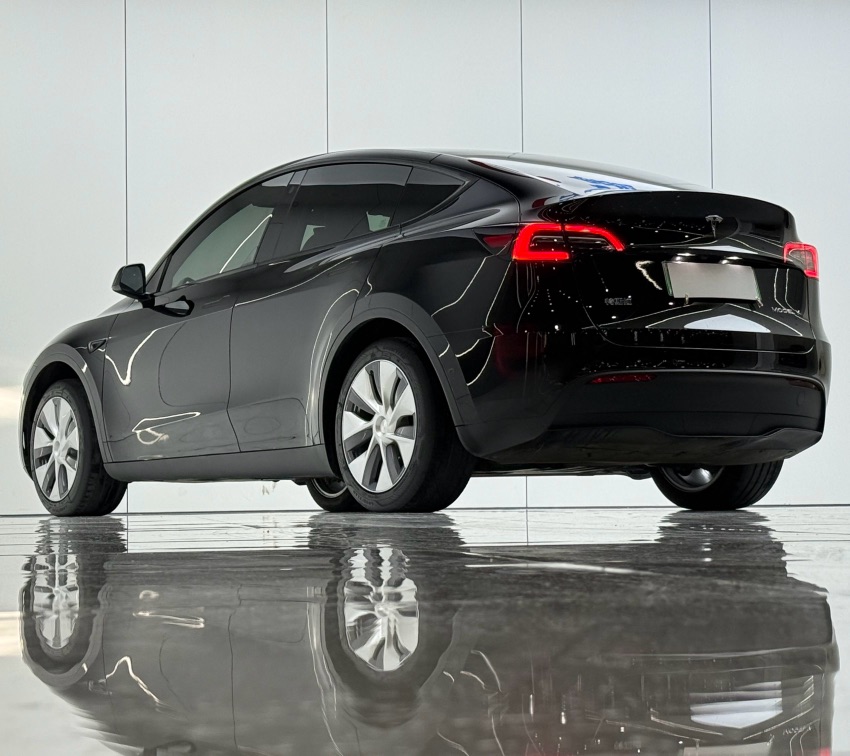 Tesla Model Y 2023 #8 Tesla Model Y 2023 car image #8