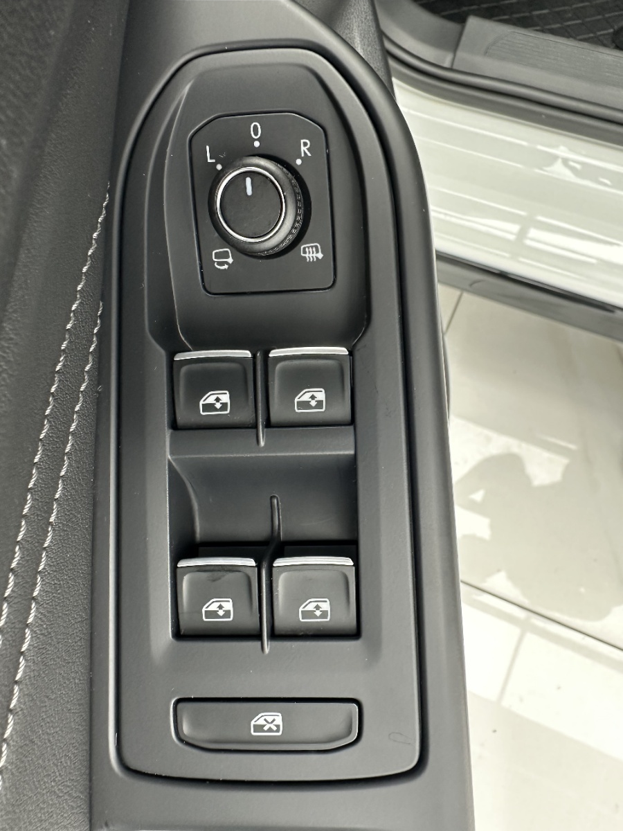 Volkswagen Golf 2023 car image #12