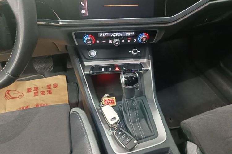 Audi Q3 2019 car image #14