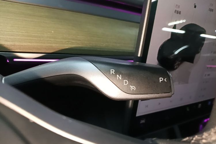 Tesla Model Y 2023 car image #18