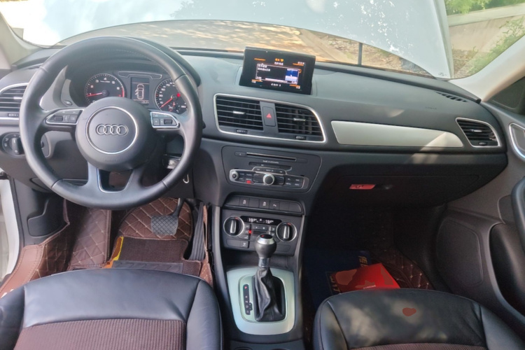 Audi Q3 2017 car image #10