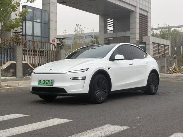 Tesla Model Y 2026 #24 Tesla Model Y 2026 صورة سيارة #24