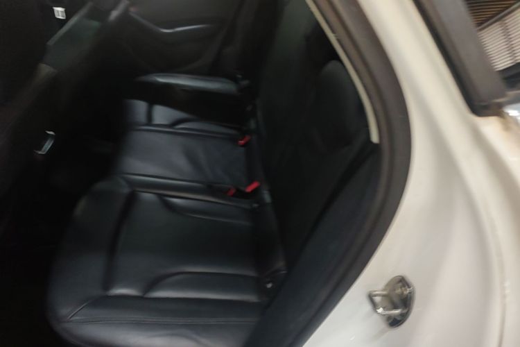 Audi Q3 2015 car image #17