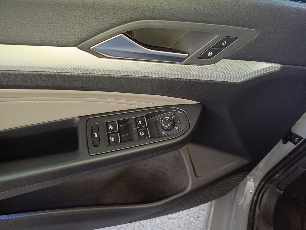 Volkswagen Golf 2025 car image #23