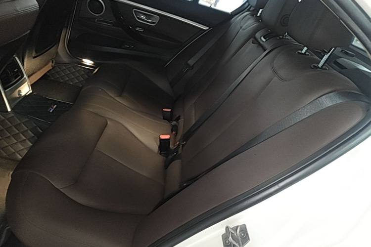 BMW 3 Series 2019 car image #13