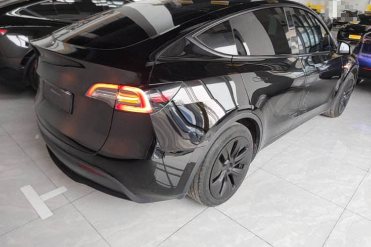 Tesla Model Y 2023 #5 Tesla Model Y 2023 car image #5