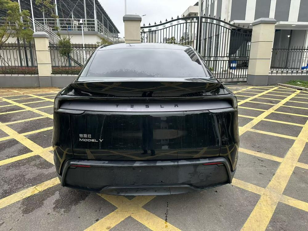 Tesla Model Y 2025 #5 Tesla Model Y 2025 car image #5