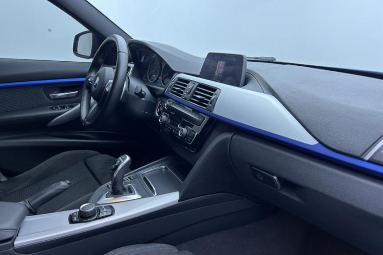 BMW 3 Series 2018 #10 BMW 3 Series 2018 car image #10