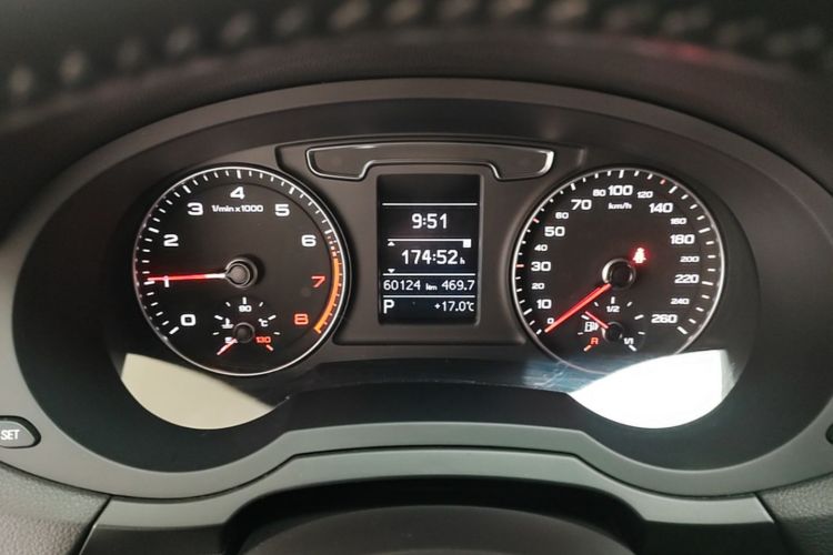 Audi Q3 2019 car image #17