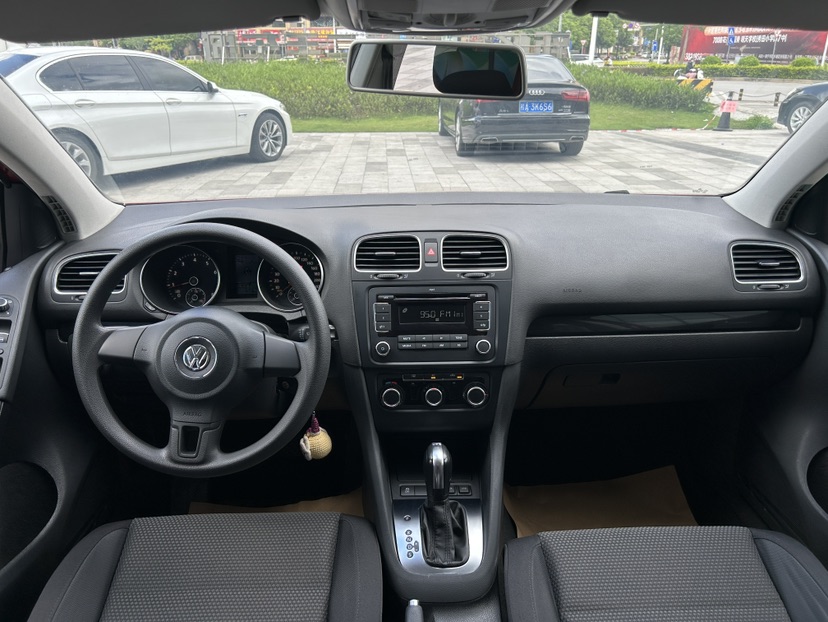 Volkswagen Golf 2011 car image #9