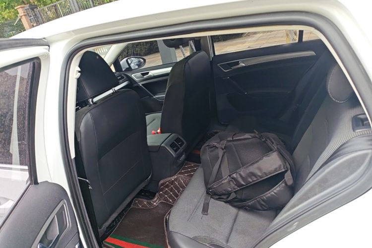 Volkswagen Golf 2018 car image #17