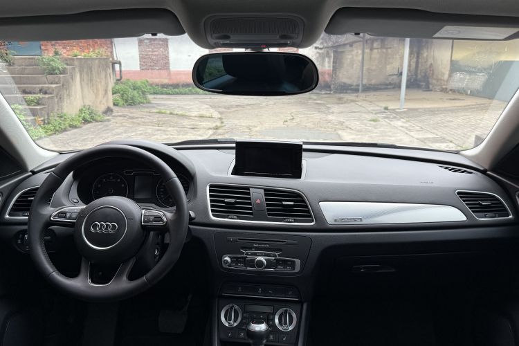 Audi Q3 2016 car image #11