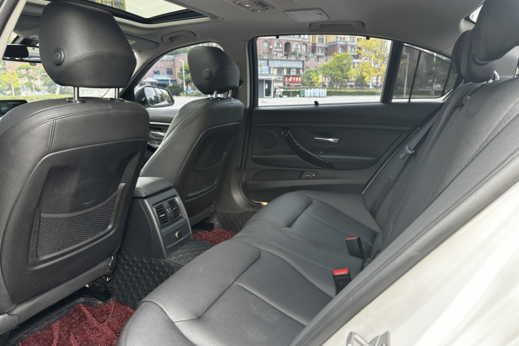 BMW 3 Series 2018 car image #14