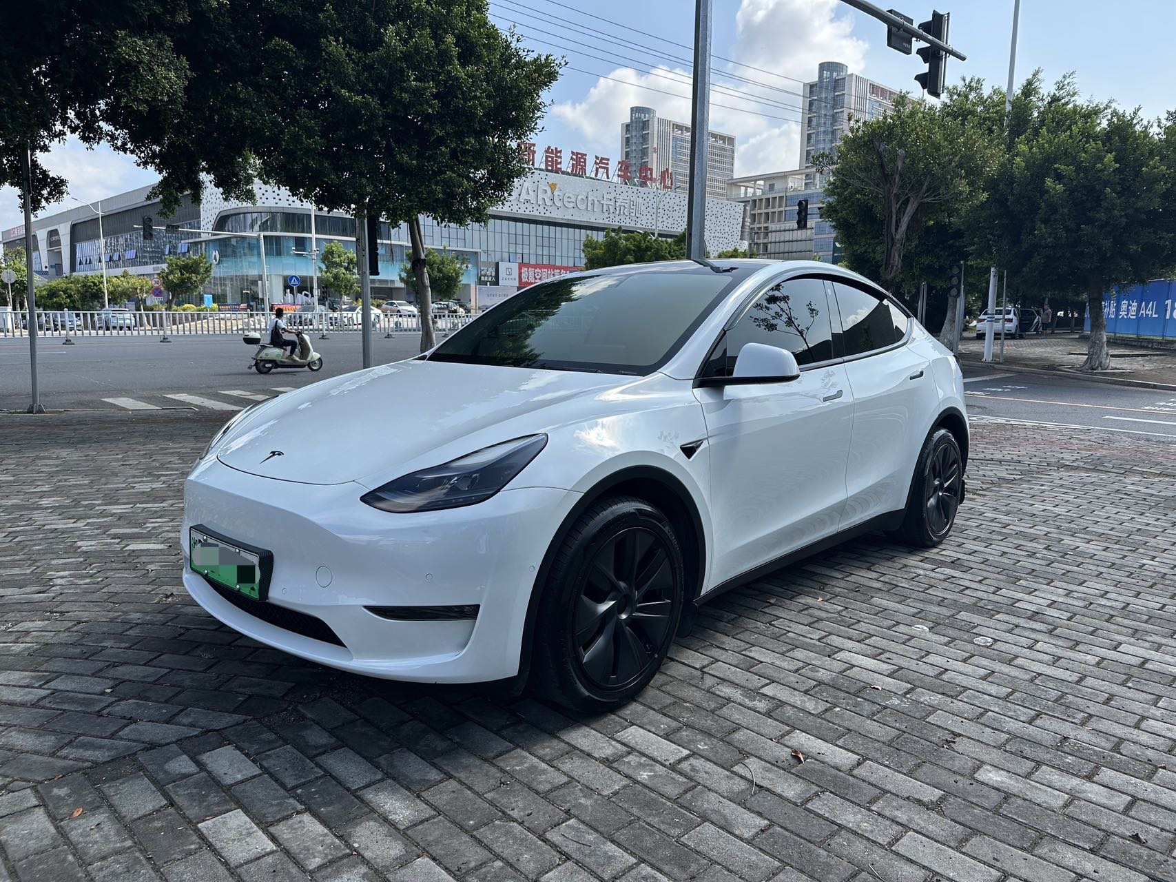 Tesla Model Y 2023 car image 