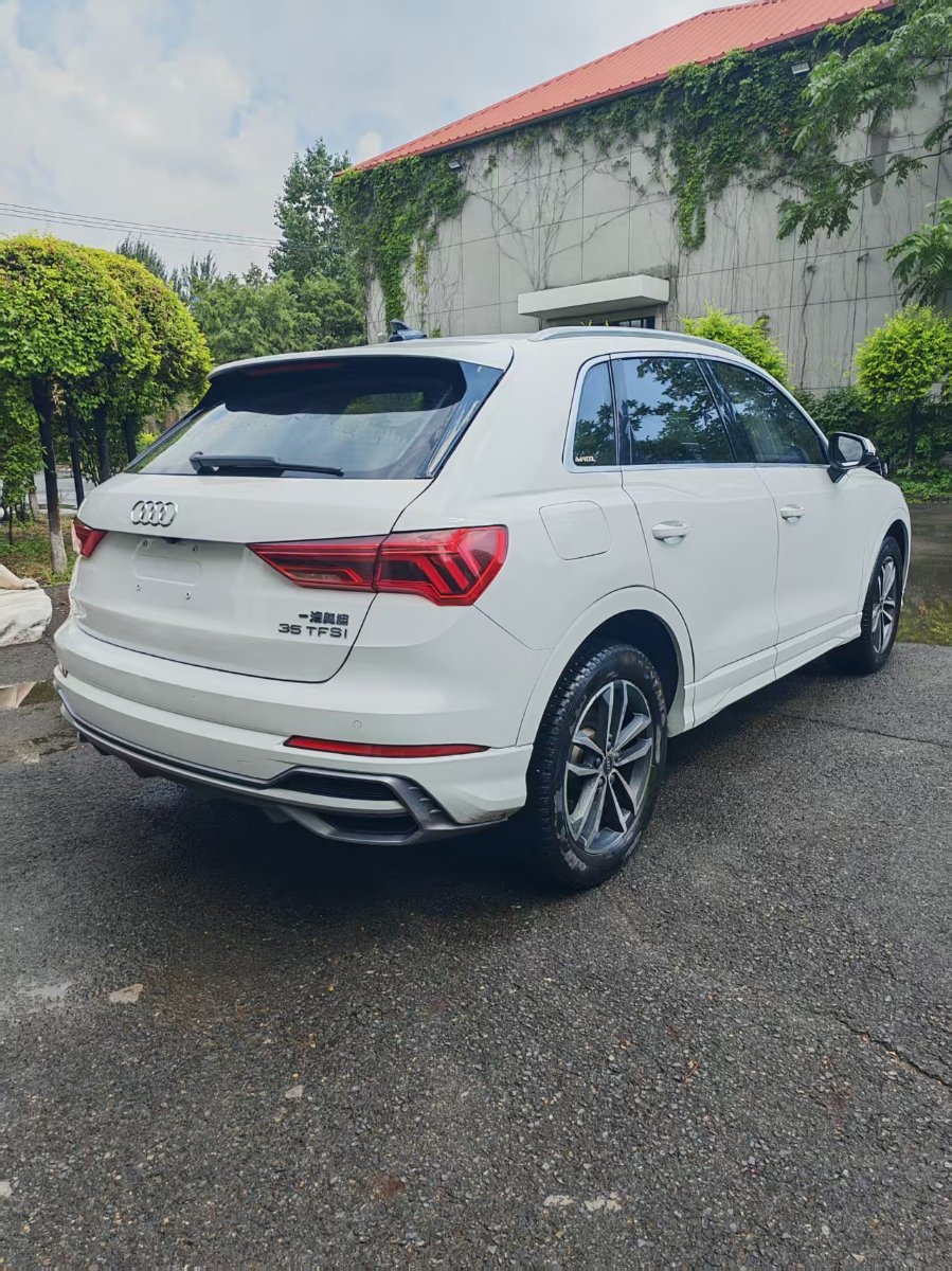 Audi Q3 2023 car image #8