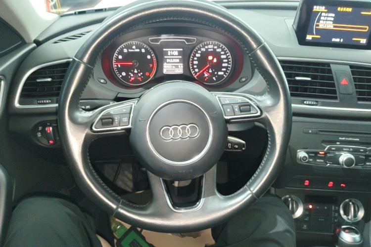 Audi Q3 2015 car image #11