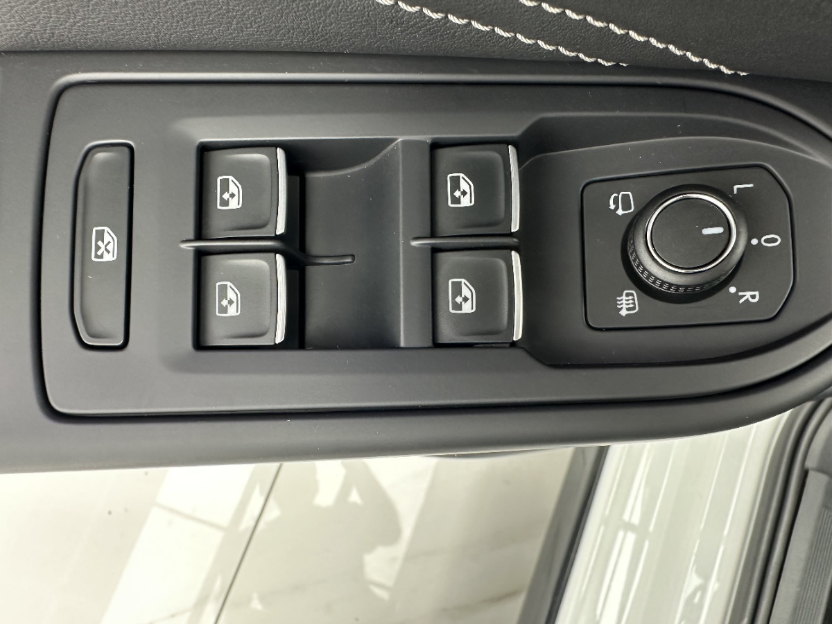 Volkswagen Golf 2022 car image #12